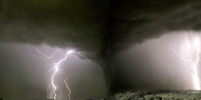 Tornado Crosses Rainbow in Nebraska – Rare Weather Event Shocks Viewers | हिंदी-English रिपोर्ट